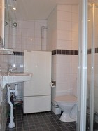 Helkaklad dusch och wc med klinker och golvvärme.