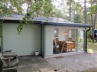 Uteplats och grillplats, från denna och verandan har man fin vy över tomten och havet mellan träden.