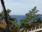 Det är 300 meter till stranden och havet, det tar bara några minuter att promenera ner dit. Sedan finns det fina vandringsleder och naturområden med ett fint Naturreservat strax norr om våra stugor. Välkomna till Lullyhill.