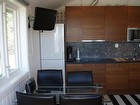 Toppmodernt kök med keramikhäll, mikro, diskmaskin, kyl och frys, kaffebryggare och fullutrustat med porslin och matlagningsutrustning. Matplats intill köket. Digital TV med DVD-spelare, radio.