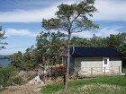 Helt nybyggd stuga med 4+2 bäddar, 3 ROK, varav 2 separata sovrum. Toppmodern, med bästa läget, där ni kan njuta av havet och utsikten både från verandan och inne i stugan med dess stora fönster och glasad veranda dörr.